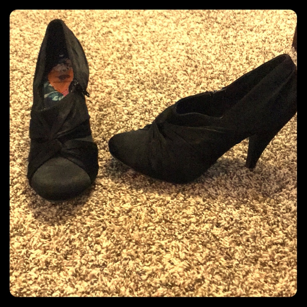Cute black heels!